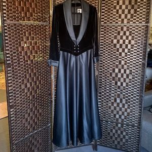 Rare vintage  Tadashii evening gown in velvet in satin. Vintage U.S. 10 U.K. 12